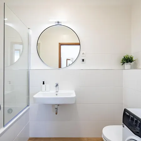 Sunny - Balcony - Very Modern - Next To River شقة